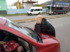 Нетрезвая женщина набросилась на машину такси посреди дороги в Ставрополе