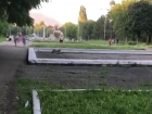 Заросшие клумбы, разбитый асфальт и переполненные "мусорки" в парке Победы Пятигорска попали на видео