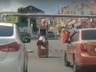 С метлы на гироскутер: баба Яга повеселила жителей Ставрополя