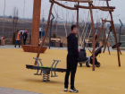 Неадекватного парня заметили жители Ставрополя на детских площадках 