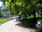 Паркуюсь, как хочу: из тротуара на улице Ленина в Ставрополе сделали проезжую часть