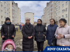 Жители Ставрополя месяцами просят городские власти убрать мусорные баки от детской площадки