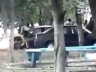 Мужчины в камуфляже с автоматами устроили задержание во дворе Пятигорска и попали на видео