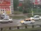«Бедные, они еле едут»: затопленные после дождя дороги попали на видео в Минводах 