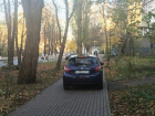 Припаркованная посреди тротуара иномарка возмутила жителей Ставрополя 