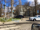Автомобиль после аварии влетел в дорожное ограждение в Ставрополе