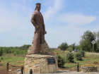 Деревянного матроса-великана установили в Ипатово