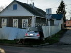 Иномарка «не вписалась» в поворот и «разнесла» забор в Ставрополе