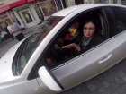 Ставропольчанка на белом «Шевроле» заехала на людный тротуар и попала на видео «Стопхама» в Москве