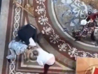 Неизвестный избил дьякона в храме Георгиевска и попал на видео