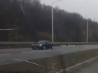 Объезжающий пробку водитель сдавал задним ходом и попал на видео в Ставрополе