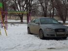 Паркуюсь как хочу: владелец оставил автомобиль на детской площадке в Невинномысске