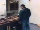 Мужчина стащил золотые серьги с витрины и попал на видео в Невинномысске