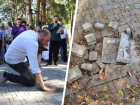 Неизвестные вырвали бронзовую доску Семена Слепакова в Пятигорске