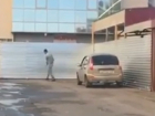 Поведение неадекватного молодого человека сняли на видео в Ставрополе 