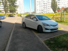 Паркуюсь как хочу: хозяин "Соляриса" заехал на газон возле детской площадки в Ставрополе