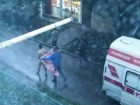   Истекающий кровью голый мужчина убегал по всему двору от фельдшера "скорой помощи" в Пятигорске