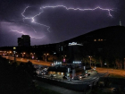 Завораживающая молния в форме спиннера над Пятигорском восхитила пользователей сети