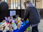Несут цветы и игрушки: стихийный мемориал в память о погибшей в теракте семье организовали в Пятигорске 