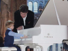 Зал взорвался аплодисментами после выступления малыша-пианиста из Ставрополя