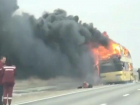Объятый пламенем рейсовый автобус попал на видео на Ставрополье