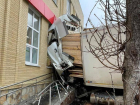 Водителя насмерть зажало в кабине: молоковоз и фура врезались в супермаркет в Железноводске