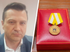 Губернатор Владимиров держит на службе и поощряет медалями чиновников с уголовными делами в Невинномысске 