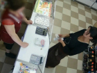 Хитрый трюк покупательницы с деньгами попал на видеокамеру в магазине на Ставрополье
