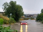  На трассе Ставрополь-Новомарьевская машины просто тонут в «пруду», который образовался прямо посреди дороги