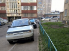 Паркуюсь, как хочу: нарушители в юго-западном районе Ставрополя мешают передвигаться женщинам с колясками