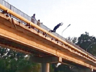 Прыжок пьяной девушки с моста и его плачевные последствия в Ставропольском крае попали на видео
