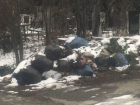 Гора бесхозного мусора посреди кладбища возмущает жителей Ставрополя