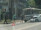Пассажирский автобус сильно смял кузов белой иномарки на «зебре»  в Ставрополе 