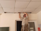 Причиной падения потолка в ставропольской школе назвали сквозняк
