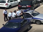 Шестеро полицейских с трудом затолкали в машину агрессивного "рычащего" мужчину в Пятигорске