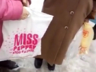"Довели": собирающие "просрочку" за магазином бабушки попали на видео в Ставрополе