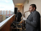 Саксофонисты из оркестра имени Осиновского выступили на балконах ставропольских многоэтажек