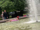 «Мыслями на Мальдивах»: девушка плавала в фонтане в центре Ставрополя 