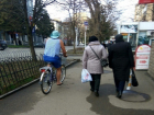 Мужчина в летних шортах и тельняшке разъезжает по Ставрополю