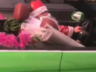 Дед Мороз на зеленом кабриолете "рассекает" по улицам Ставрополя