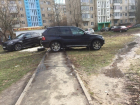 Паркуюсь как хочу: автохам на дорогой машине перегородил тротуар в Ставрополе  