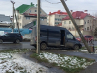 Маршрутка «снесла» светофор и дорожный знак после ДТП с иномаркой в Ставрополе