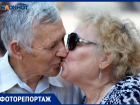 Жители Ставрополя обменялись поцелуями на улицах города