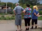 Бурная река на месте канавы подтопила дома и попала на видео в Ставропольском крае 