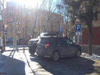 Паркуюсь как хочу: внедорожники заставили парковку для инвалидов около торгового центра Ставрополя