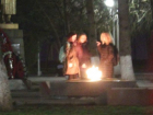 Курившие на Вечном огне девочки-подростки попали на фото в Ставропольском крае