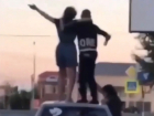 Видео с танцующими на крыше авто ессентучанами попало в соцсети