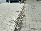 Брусчатка разваливается на тротуаре в центре Ставрополя
