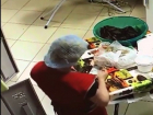 Алчная работница ресторана "обчистила" кошелек своего коллеги на рабочем месте в Ессентуках и попала на видео