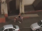 «Радуются дождю»: танцы под ливнем девушки с детьми попали на видео в Ставрополе 